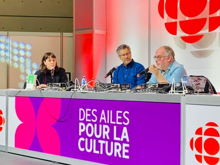 Panel d’experts: « Des oreilles au cœur : Lire autrement avec le livre audio", sur la scène Radio-Canada » Cet entretien, animé par Mélissa Castilloux, spécialiste en accessibilité, fut l’occasion d’écouter l’éditeur Antoine Tanguay (Éditions Alto) et l’auteur Alain Farah (Le Quartanier Éditeur) partager leurs visions de l’importance des livres audio et des livres accessibles.